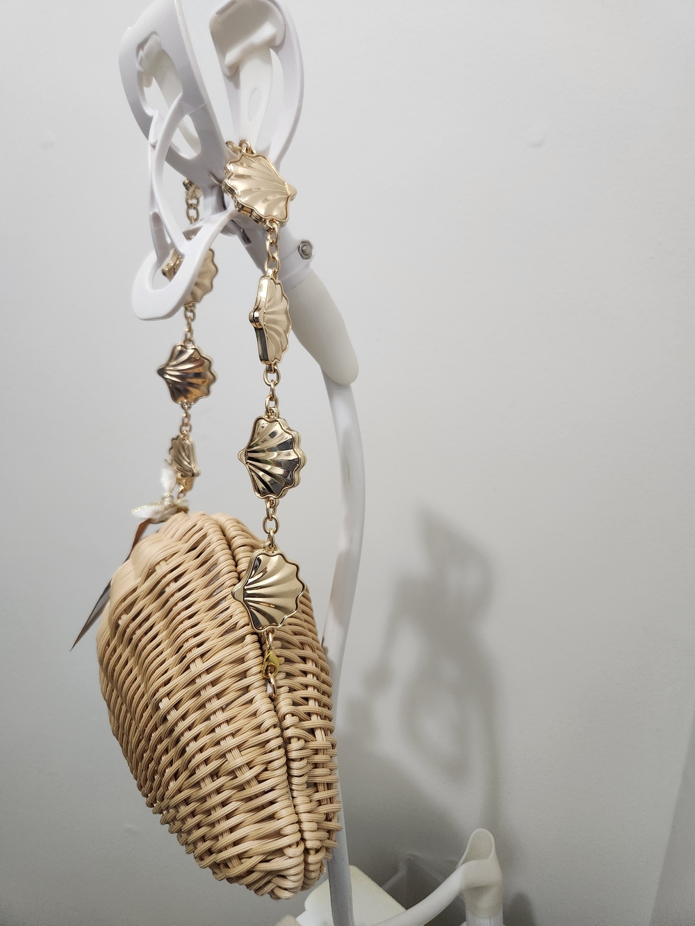 Tommy Bahama Beige Woven Shell Shoulder Bag with Gold Chain! - Picture 2 of 6